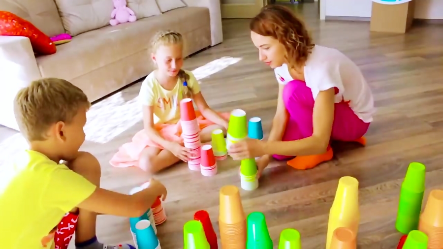 اسباب بازی ها و خانواده مهربان - بازی نیکی و مامان با فنجان های رنگی